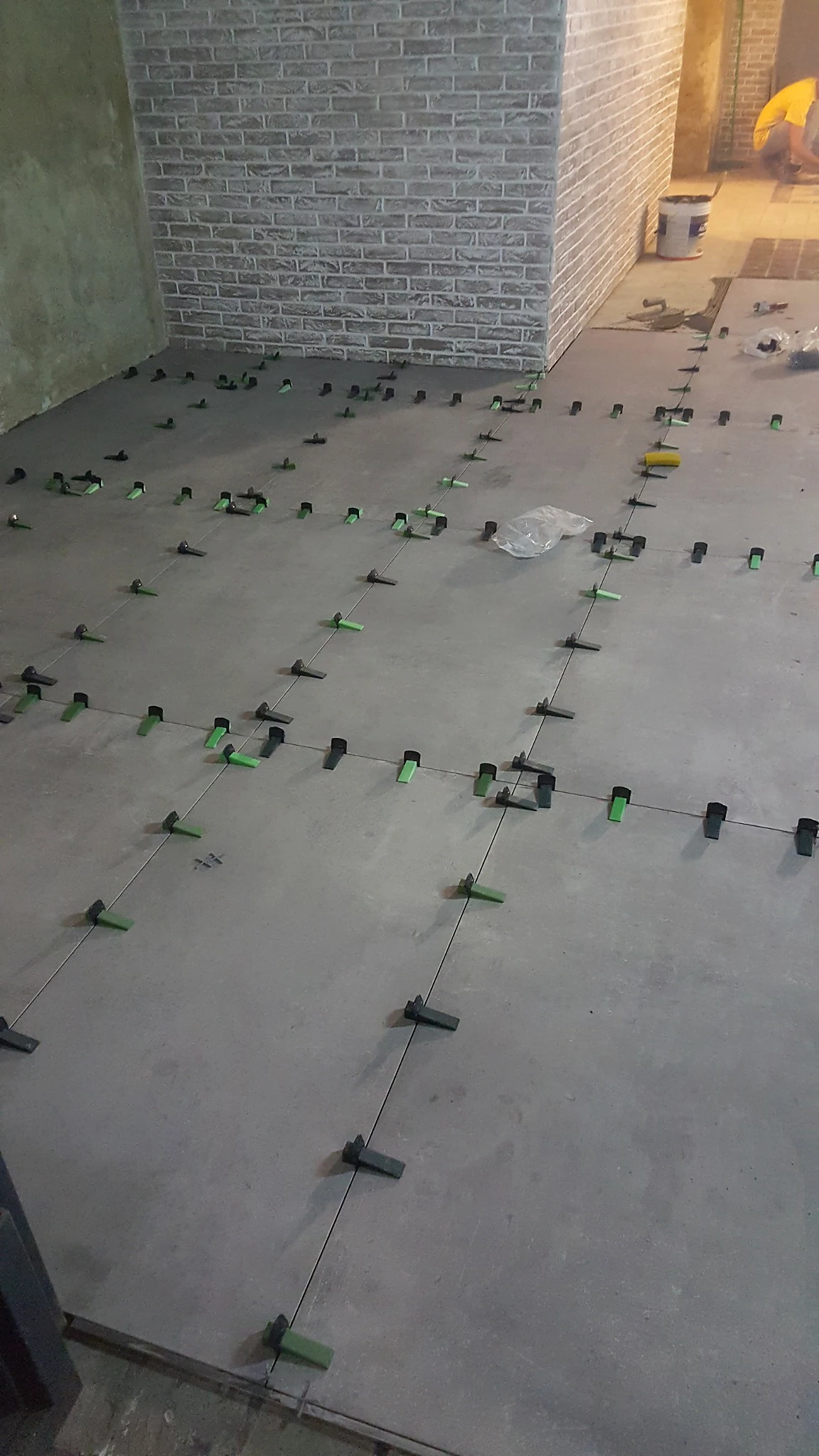 Posa del pavimento durante il cantiere del negozio retail