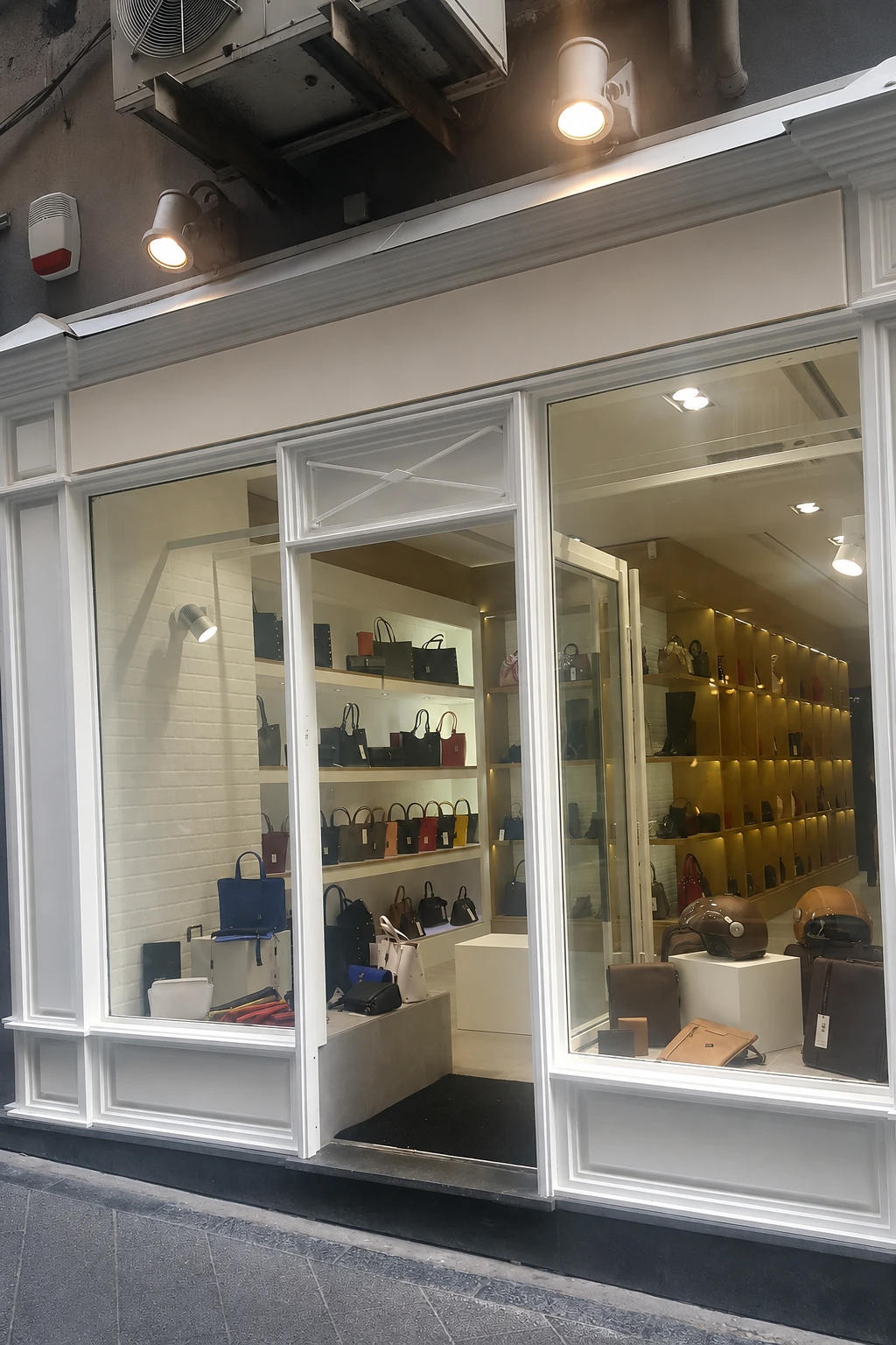 Facciata completata del negozio retail a Napoli