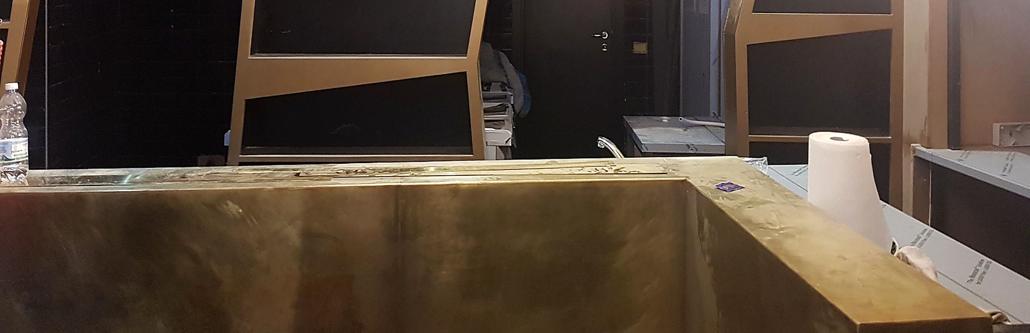 Dettaglio reale del banco in ottone spazzolato