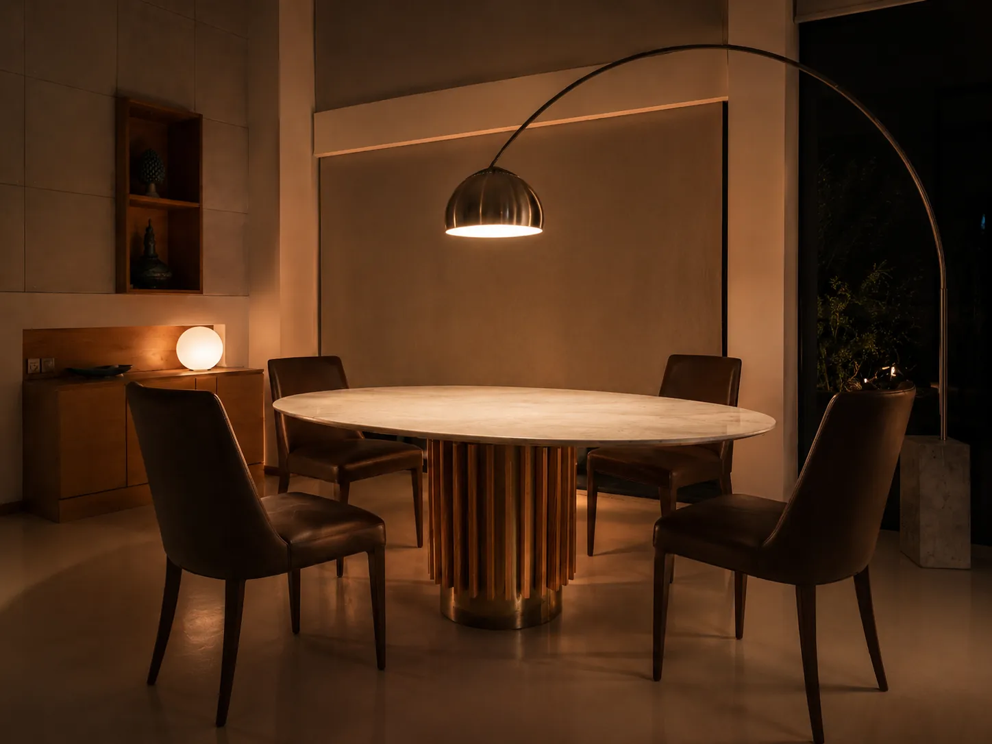 Aura, tavolo scultoreo con piano ovale in marmo chiaro, legno e ottone spazzolato