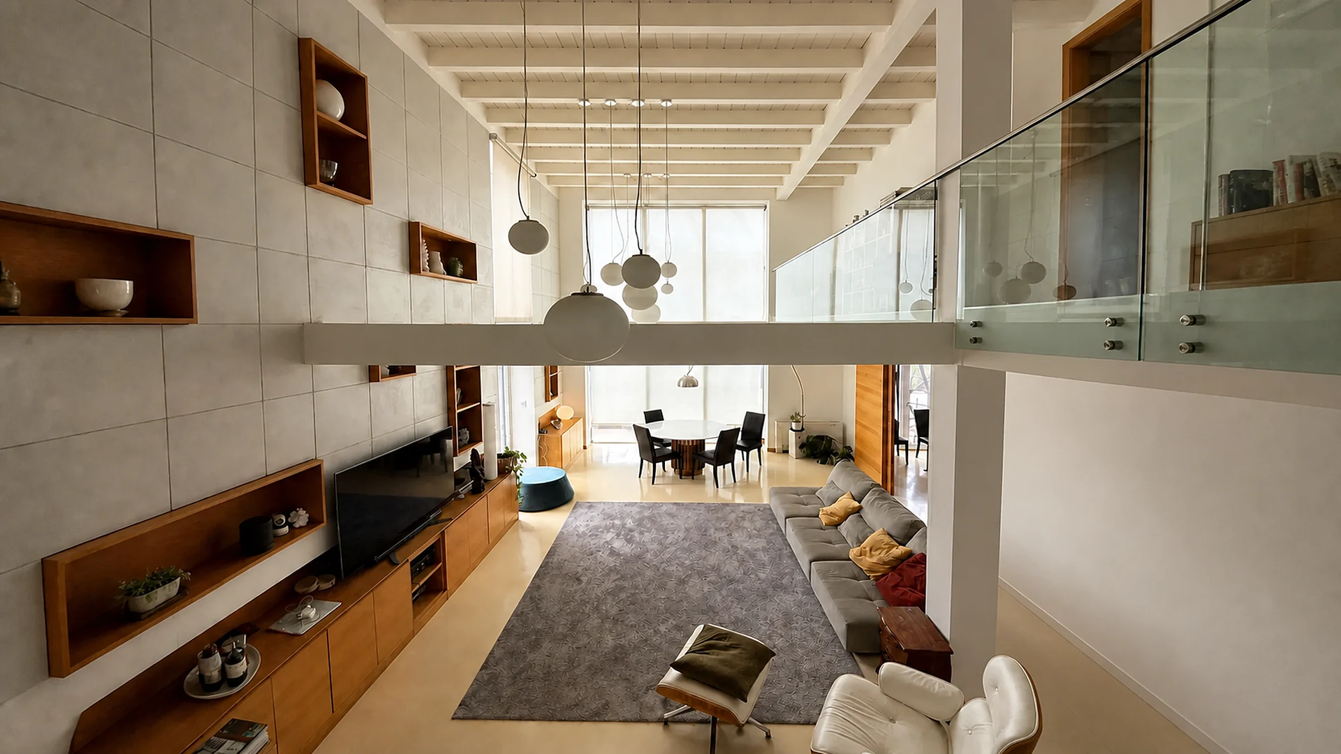Living residenziale a doppia altezza attraversato dalla luce